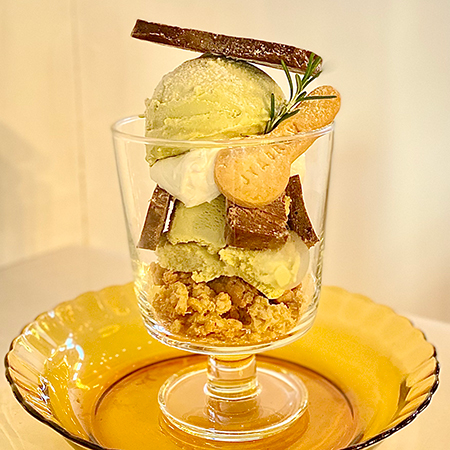 ピスタチオとチョコレートテリーヌのパフェ